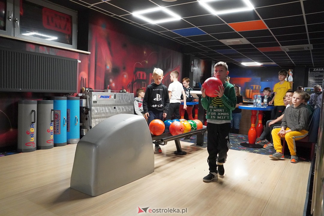 Mikołajkowy Turniej Bowlingowy dla dzieci i młodzieży szkolnej [5.12.2023] - zdjęcie #12 - eOstroleka.pl
