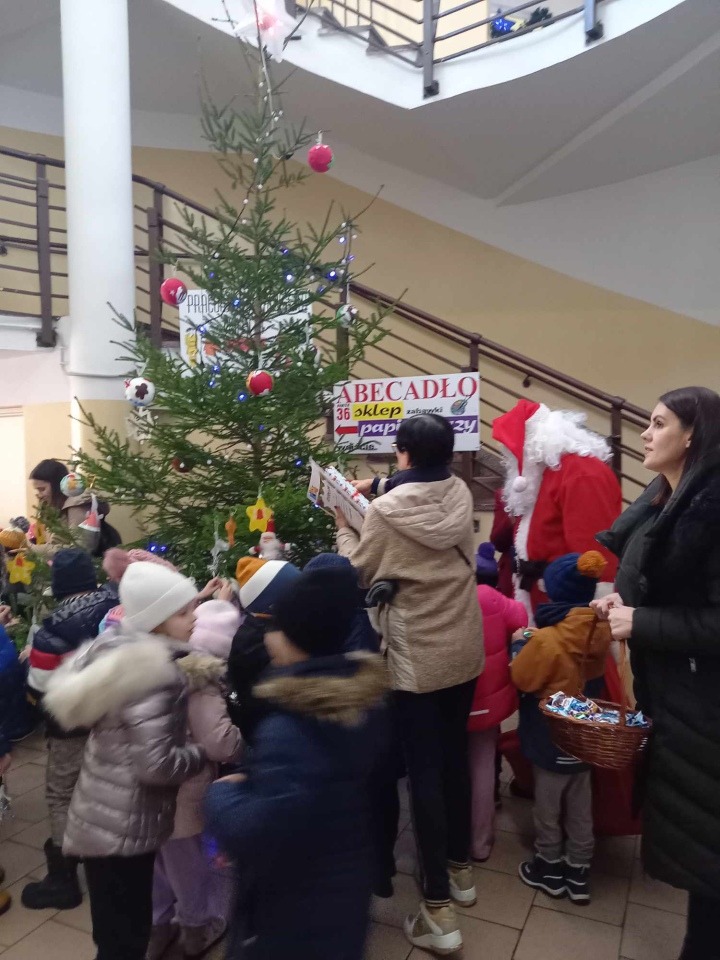 Choinka na ludowo z Krainą Misiów [05.12.2023] - zdjęcie #34 - eOstroleka.pl