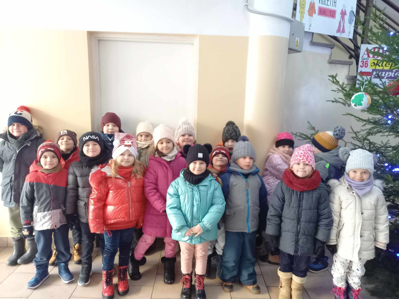 Choinka na ludowo z Krainą Misiów [05.12.2023] - zdjęcie #24 - eOstroleka.pl