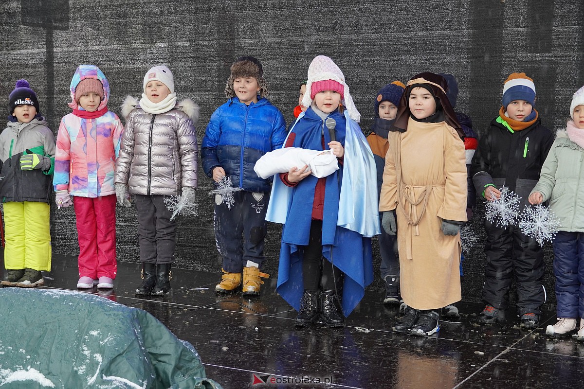 I Kurpiowski Jarmark Bożonarodzeniowy w Ostrołęce - występy przedszkolaków [07.12.2023] - zdjęcie #125 - eOstroleka.pl
