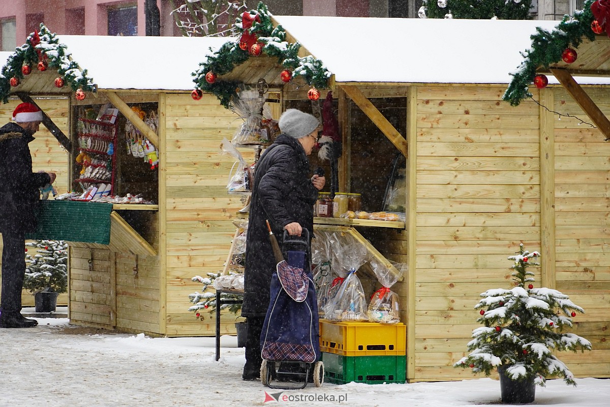 I Kurpiowski Jarmark Bożonarodzeniowy w Ostrołęce - występy przedszkolaków [07.12.2023] - zdjęcie #110 - eOstroleka.pl