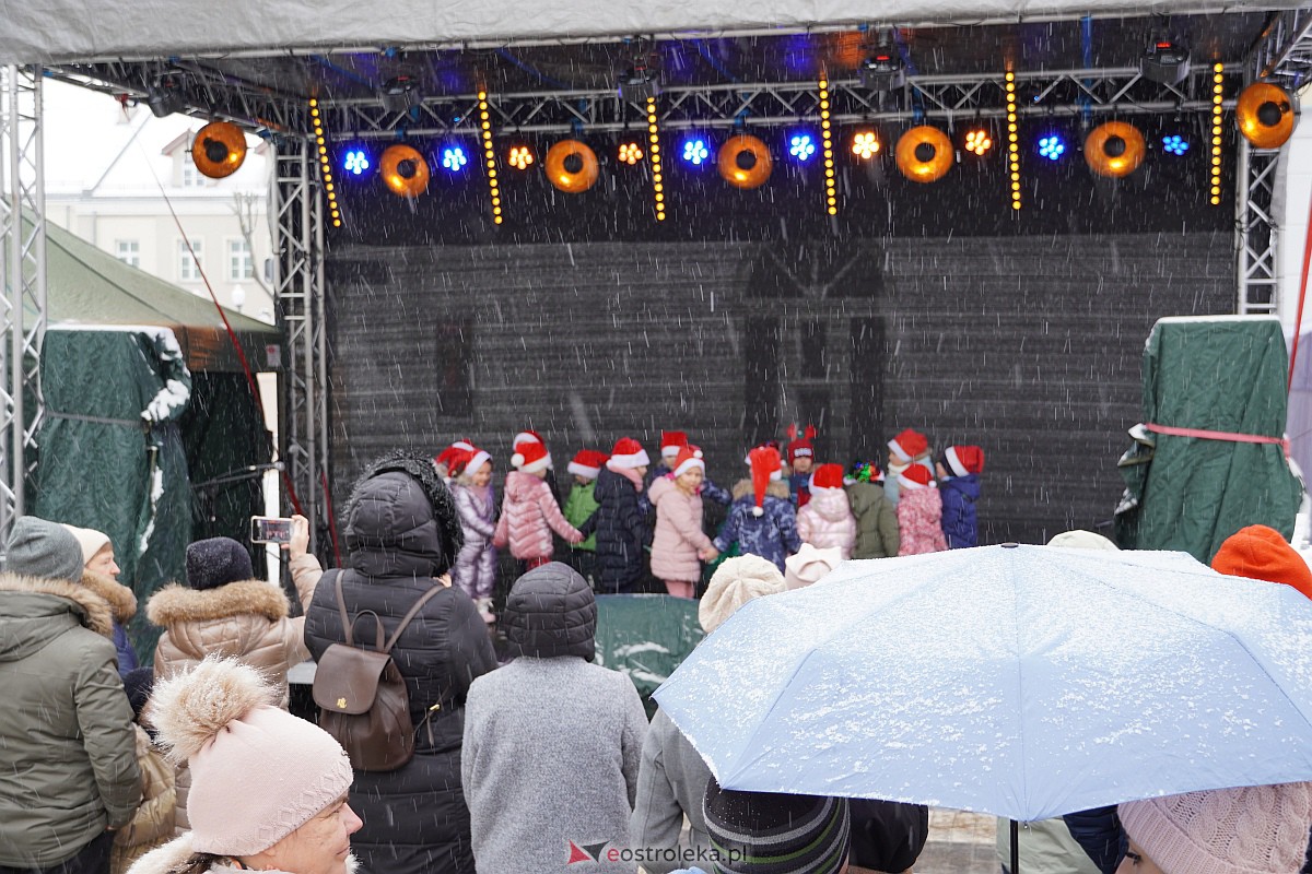 I Kurpiowski Jarmark Bożonarodzeniowy w Ostrołęce - występy przedszkolaków [07.12.2023] - zdjęcie #93 - eOstroleka.pl