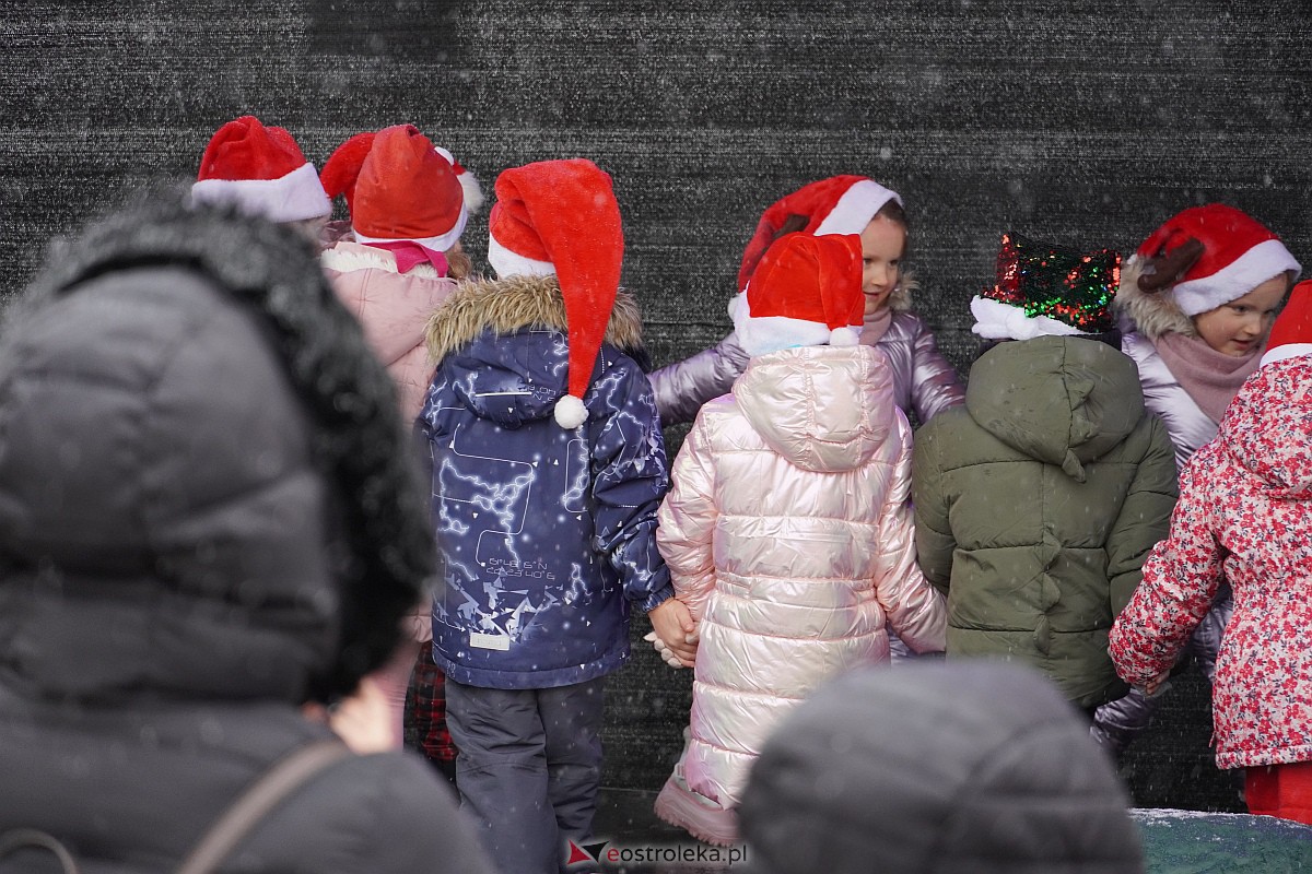 I Kurpiowski Jarmark Bożonarodzeniowy w Ostrołęce - występy przedszkolaków [07.12.2023] - zdjęcie #91 - eOstroleka.pl