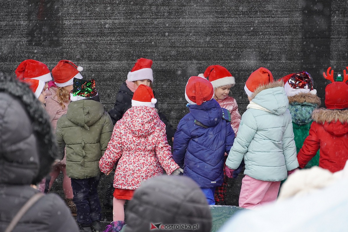 I Kurpiowski Jarmark Bożonarodzeniowy w Ostrołęce - występy przedszkolaków [07.12.2023] - zdjęcie #89 - eOstroleka.pl