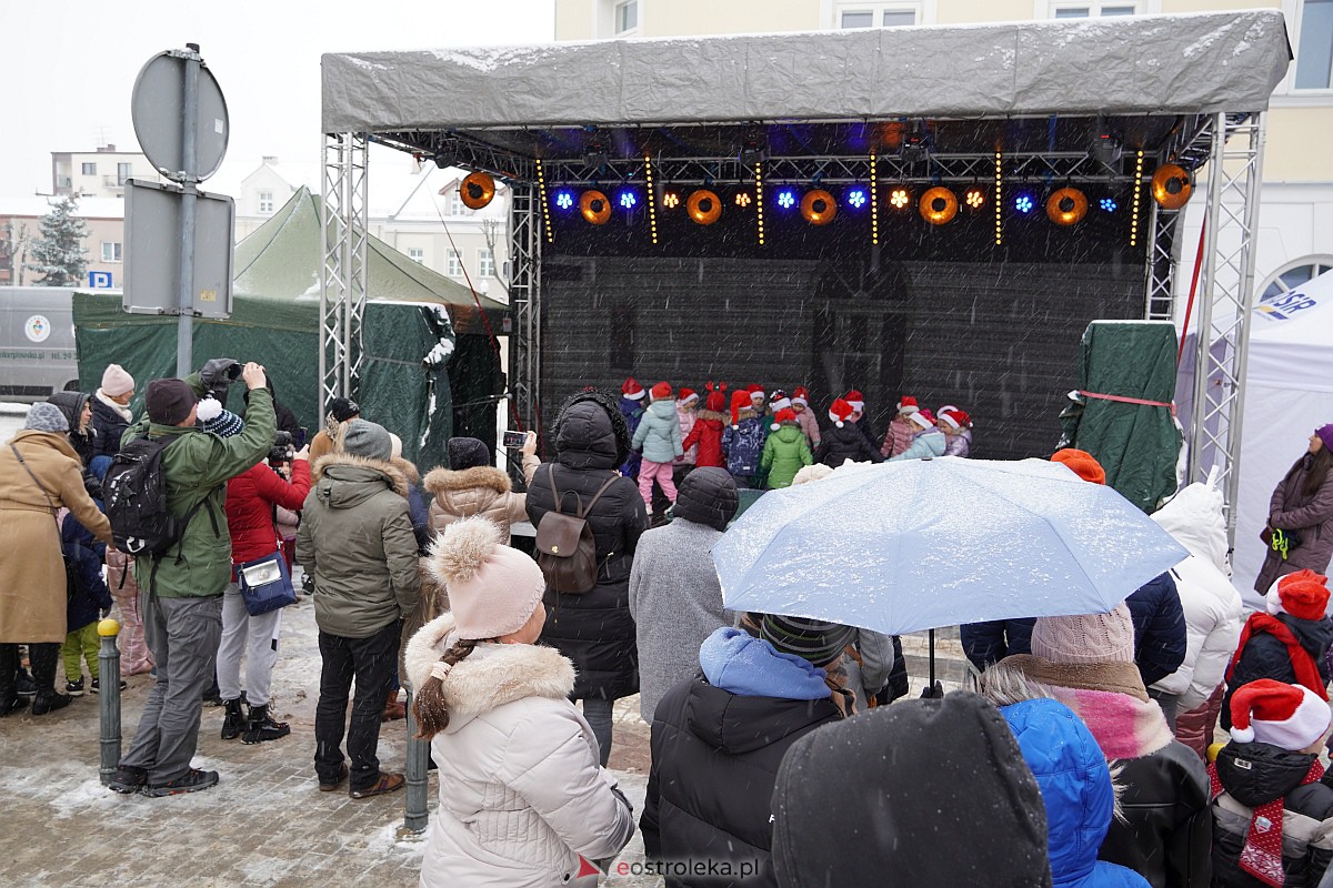 I Kurpiowski Jarmark Bożonarodzeniowy w Ostrołęce - występy przedszkolaków [07.12.2023] - zdjęcie #87 - eOstroleka.pl