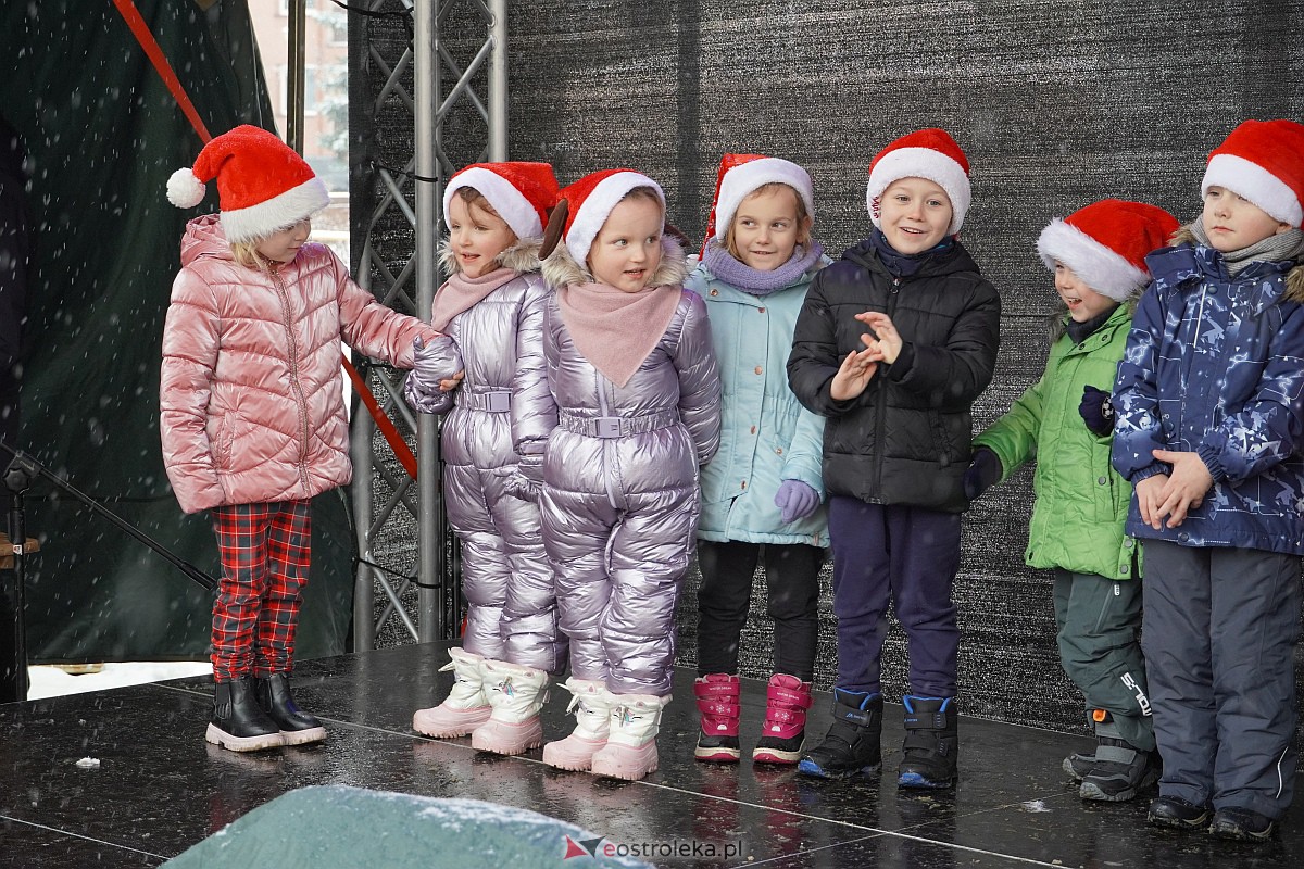 I Kurpiowski Jarmark Bożonarodzeniowy w Ostrołęce - występy przedszkolaków [07.12.2023] - zdjęcie #85 - eOstroleka.pl