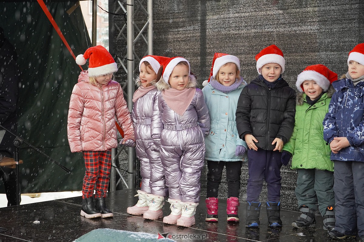 I Kurpiowski Jarmark Bożonarodzeniowy w Ostrołęce - występy przedszkolaków [07.12.2023] - zdjęcie #83 - eOstroleka.pl