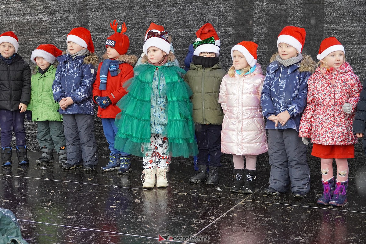 I Kurpiowski Jarmark Bożonarodzeniowy w Ostrołęce - występy przedszkolaków [07.12.2023] - zdjęcie #81 - eOstroleka.pl