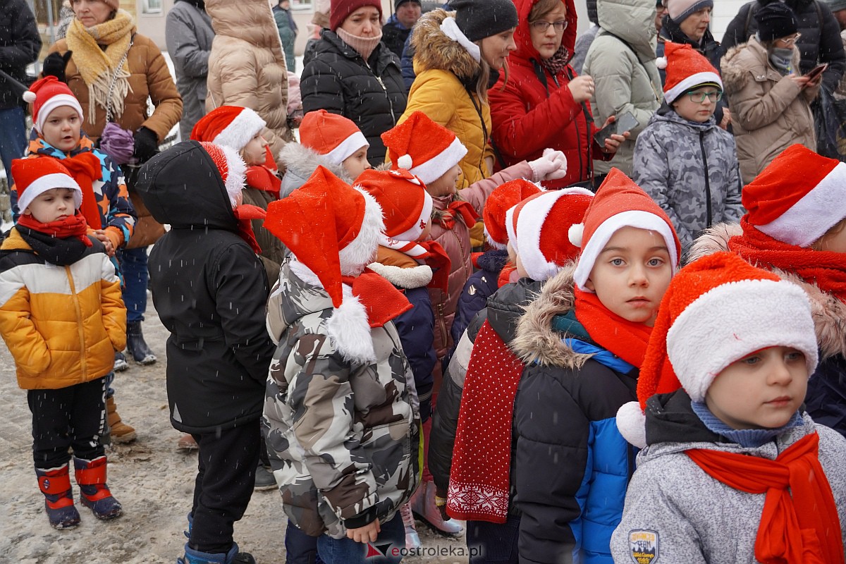 I Kurpiowski Jarmark Bożonarodzeniowy w Ostrołęce - występy przedszkolaków [07.12.2023] - zdjęcie #77 - eOstroleka.pl