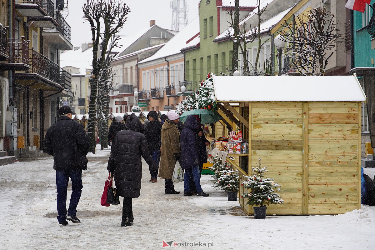 I Kurpiowski Jarmark Bożonarodzeniowy w Ostrołęce - występy przedszkolaków [07.12.2023] - zdjęcie #55 - eOstroleka.pl