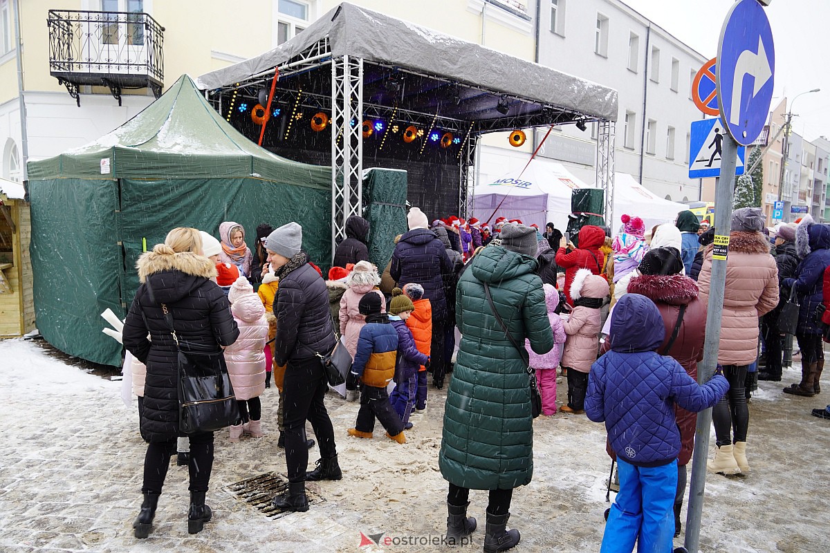 I Kurpiowski Jarmark Bożonarodzeniowy w Ostrołęce - występy przedszkolaków [07.12.2023] - zdjęcie #53 - eOstroleka.pl