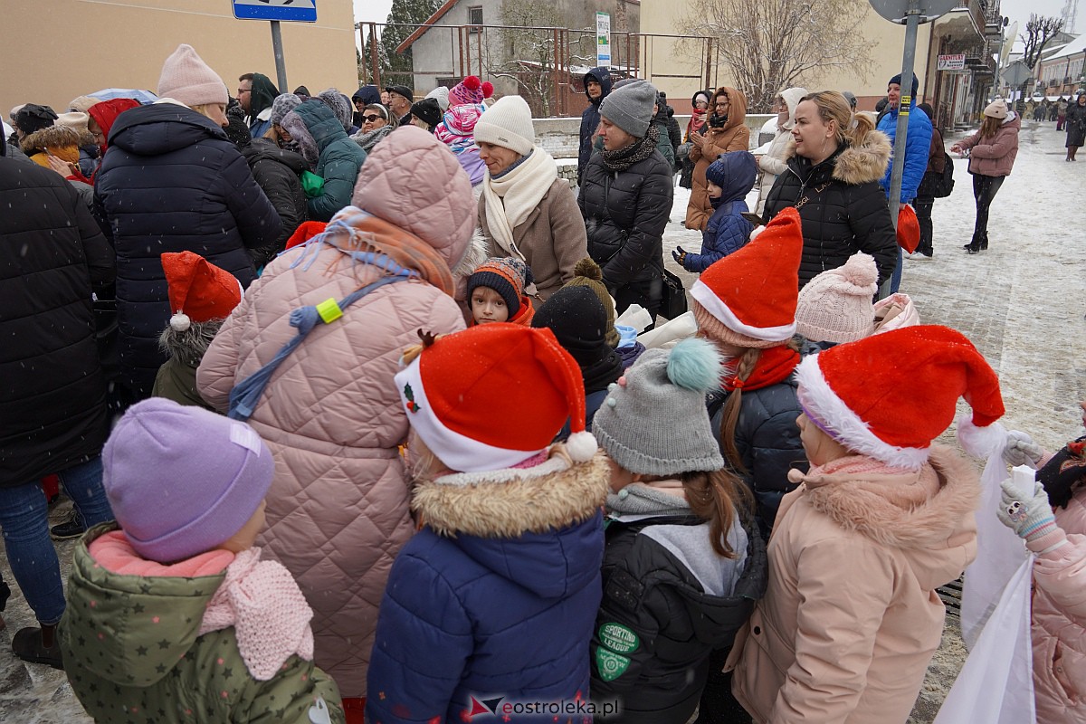 I Kurpiowski Jarmark Bożonarodzeniowy w Ostrołęce - występy przedszkolaków [07.12.2023] - zdjęcie #51 - eOstroleka.pl