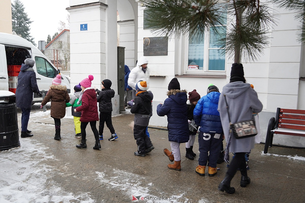 I Kurpiowski Jarmark Bożonarodzeniowy w Ostrołęce - występy przedszkolaków [07.12.2023] - zdjęcie #47 - eOstroleka.pl