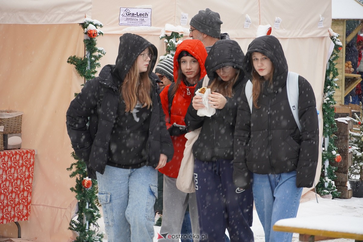 I Kurpiowski Jarmark Bożonarodzeniowy w Ostrołęce - występy przedszkolaków [07.12.2023] - zdjęcie #88 - eOstroleka.pl