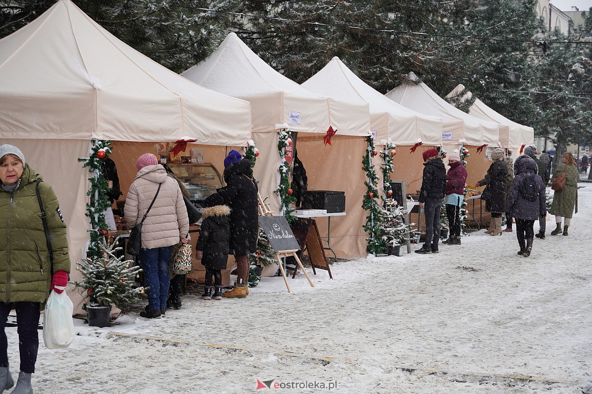 I Kurpiowski Jarmark Bożonarodzeniowy w Ostrołęce - występy przedszkolaków [07.12.2023] - zdjęcie #86 - eOstroleka.pl