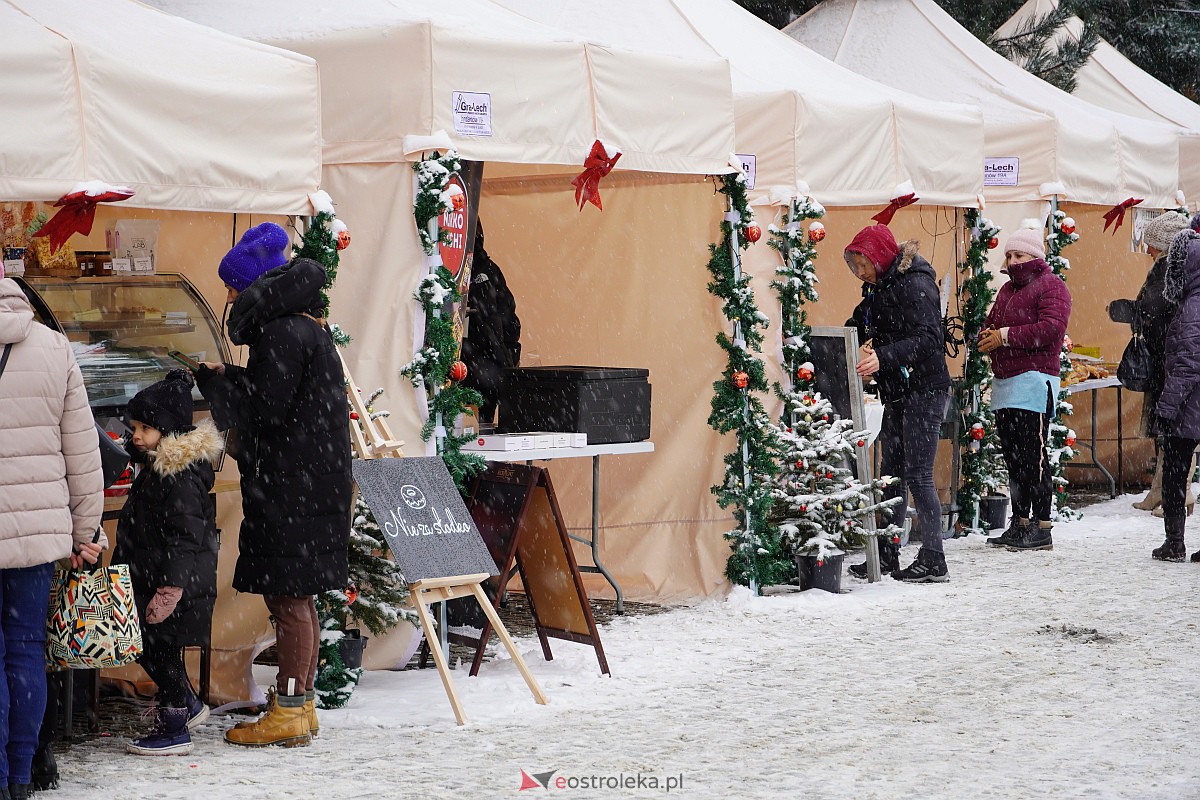I Kurpiowski Jarmark Bożonarodzeniowy w Ostrołęce - występy przedszkolaków [07.12.2023] - zdjęcie #82 - eOstroleka.pl