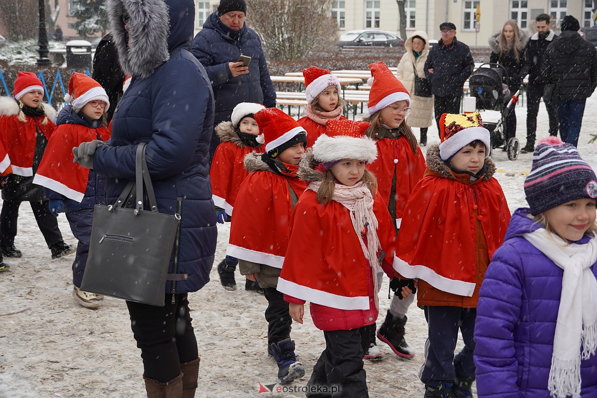 I Kurpiowski Jarmark Bożonarodzeniowy w Ostrołęce - występy przedszkolaków [07.12.2023] - zdjęcie #70 - eOstroleka.pl