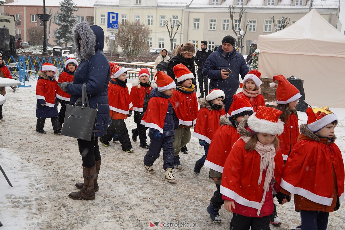 I Kurpiowski Jarmark Bożonarodzeniowy w Ostrołęce - występy przedszkolaków [07.12.2023] - zdjęcie #64 - eOstroleka.pl