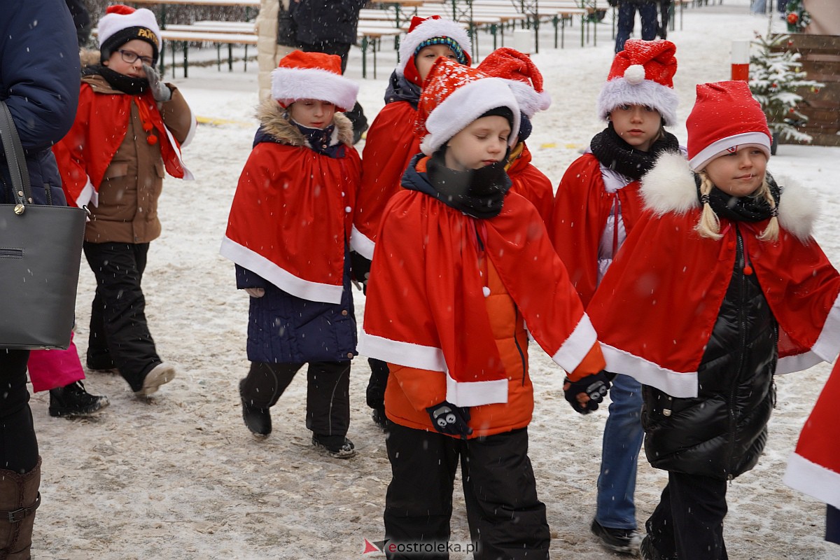 I Kurpiowski Jarmark Bożonarodzeniowy w Ostrołęce - występy przedszkolaków [07.12.2023] - zdjęcie #60 - eOstroleka.pl