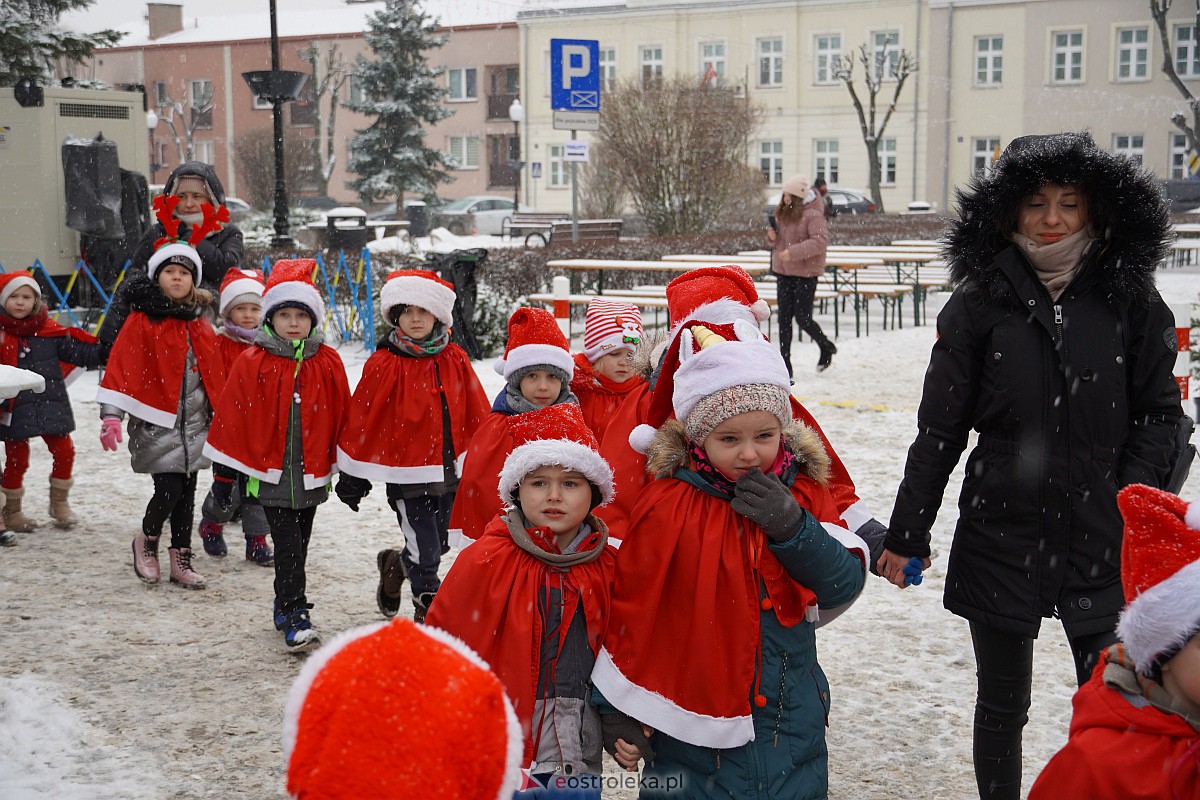 I Kurpiowski Jarmark Bożonarodzeniowy w Ostrołęce - występy przedszkolaków [07.12.2023] - zdjęcie #50 - eOstroleka.pl