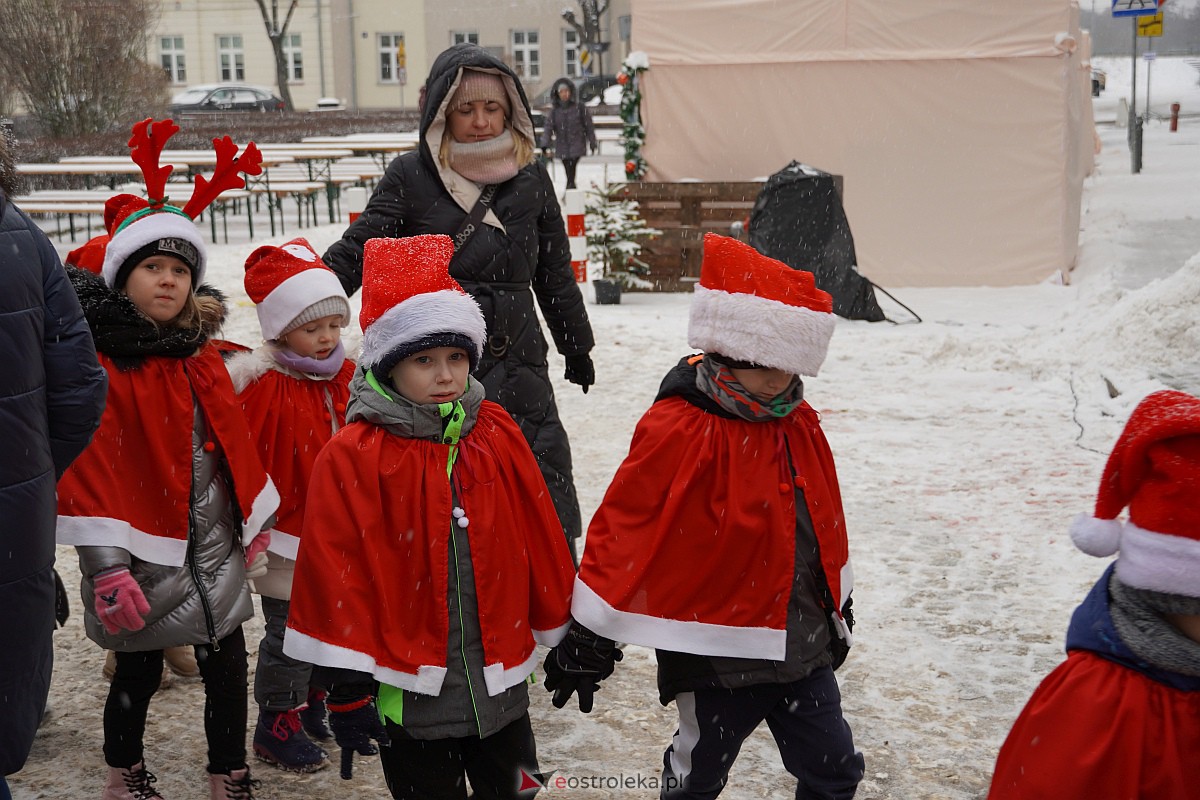 I Kurpiowski Jarmark Bożonarodzeniowy w Ostrołęce - występy przedszkolaków [07.12.2023] - zdjęcie #44 - eOstroleka.pl