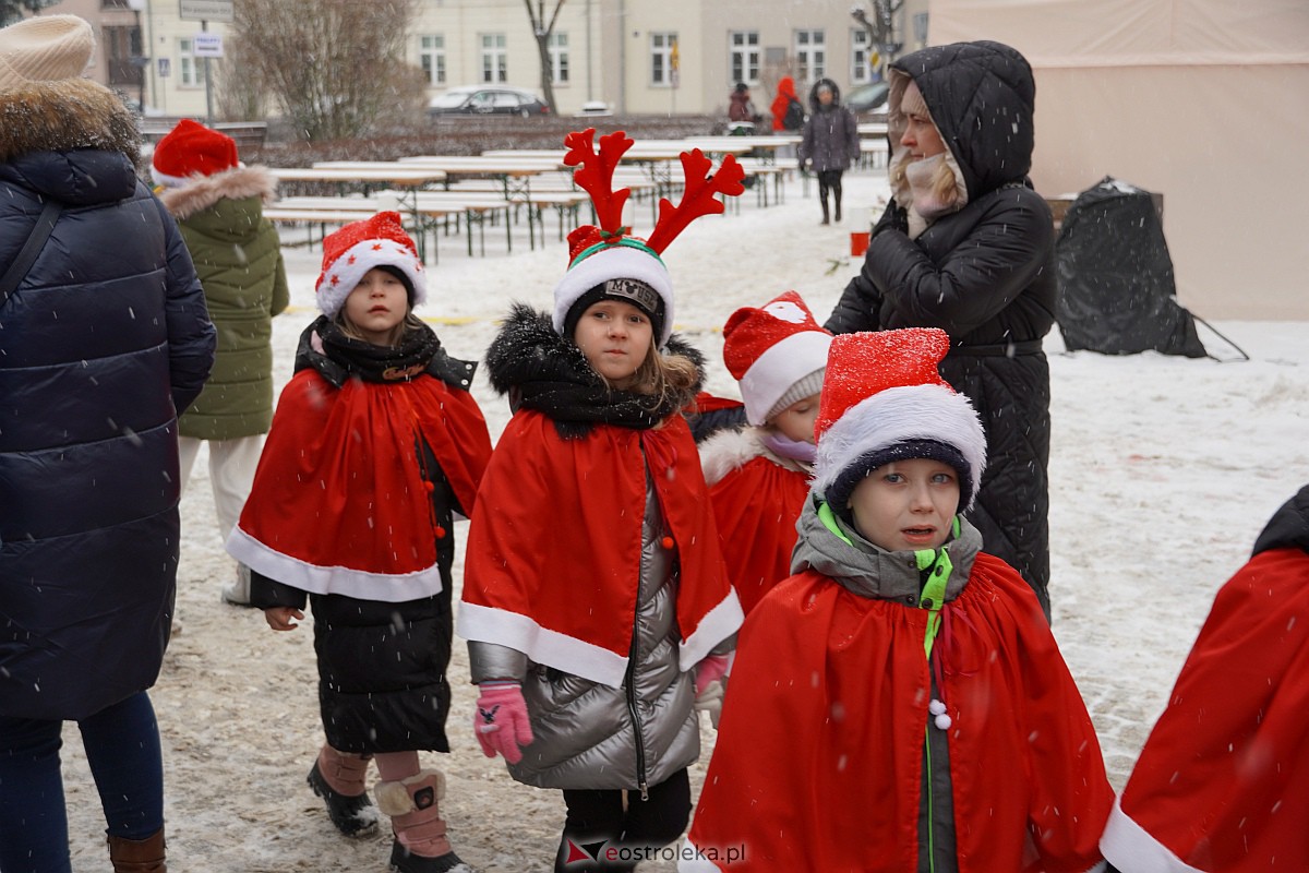 I Kurpiowski Jarmark Bożonarodzeniowy w Ostrołęce - występy przedszkolaków [07.12.2023] - zdjęcie #42 - eOstroleka.pl