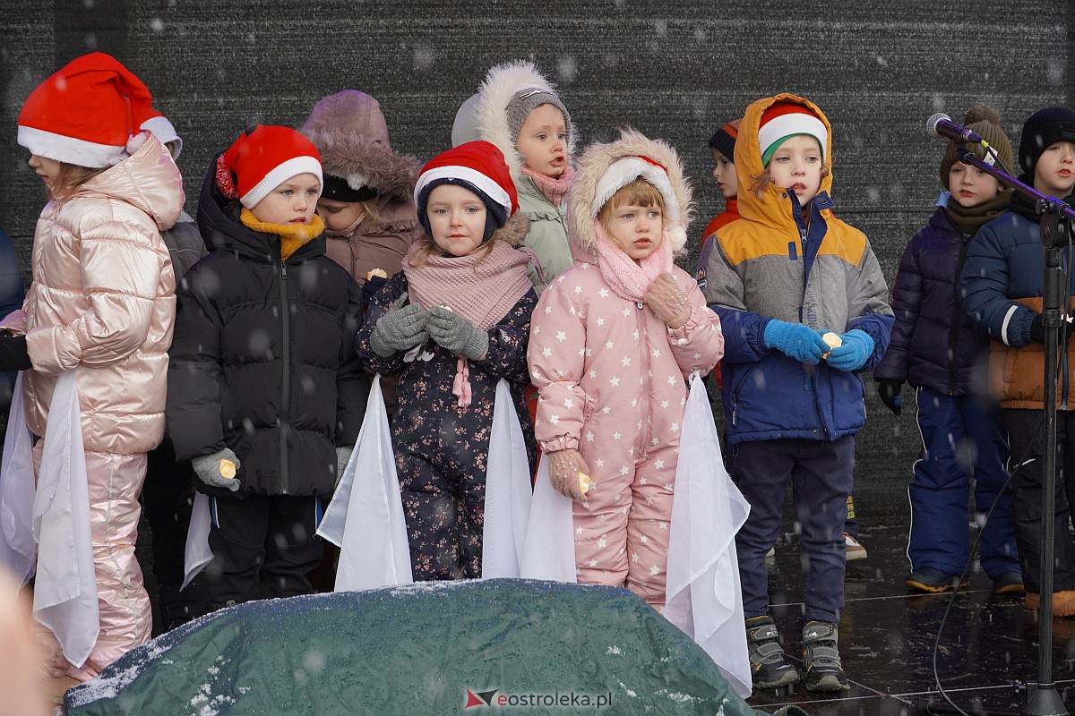 I Kurpiowski Jarmark Bożonarodzeniowy w Ostrołęce - występy przedszkolaków [07.12.2023] - zdjęcie #40 - eOstroleka.pl