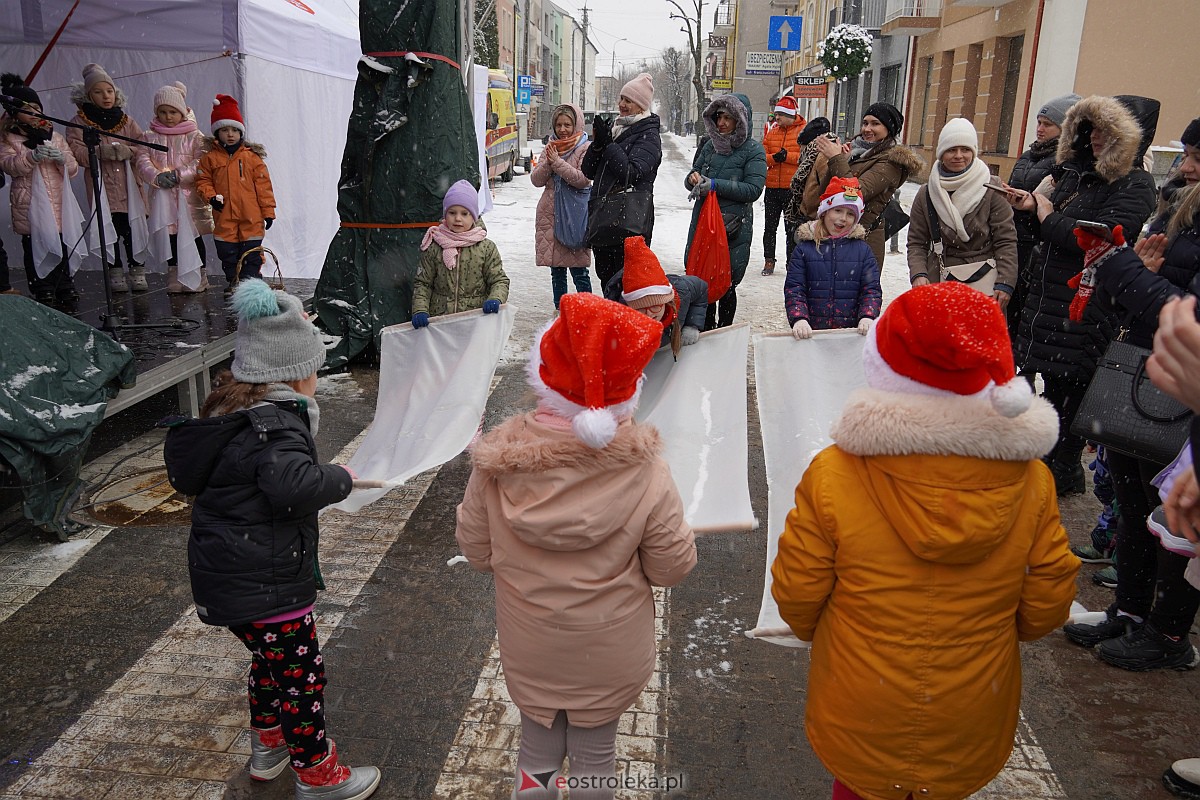 I Kurpiowski Jarmark Bożonarodzeniowy w Ostrołęce - występy przedszkolaków [07.12.2023] - zdjęcie #39 - eOstroleka.pl