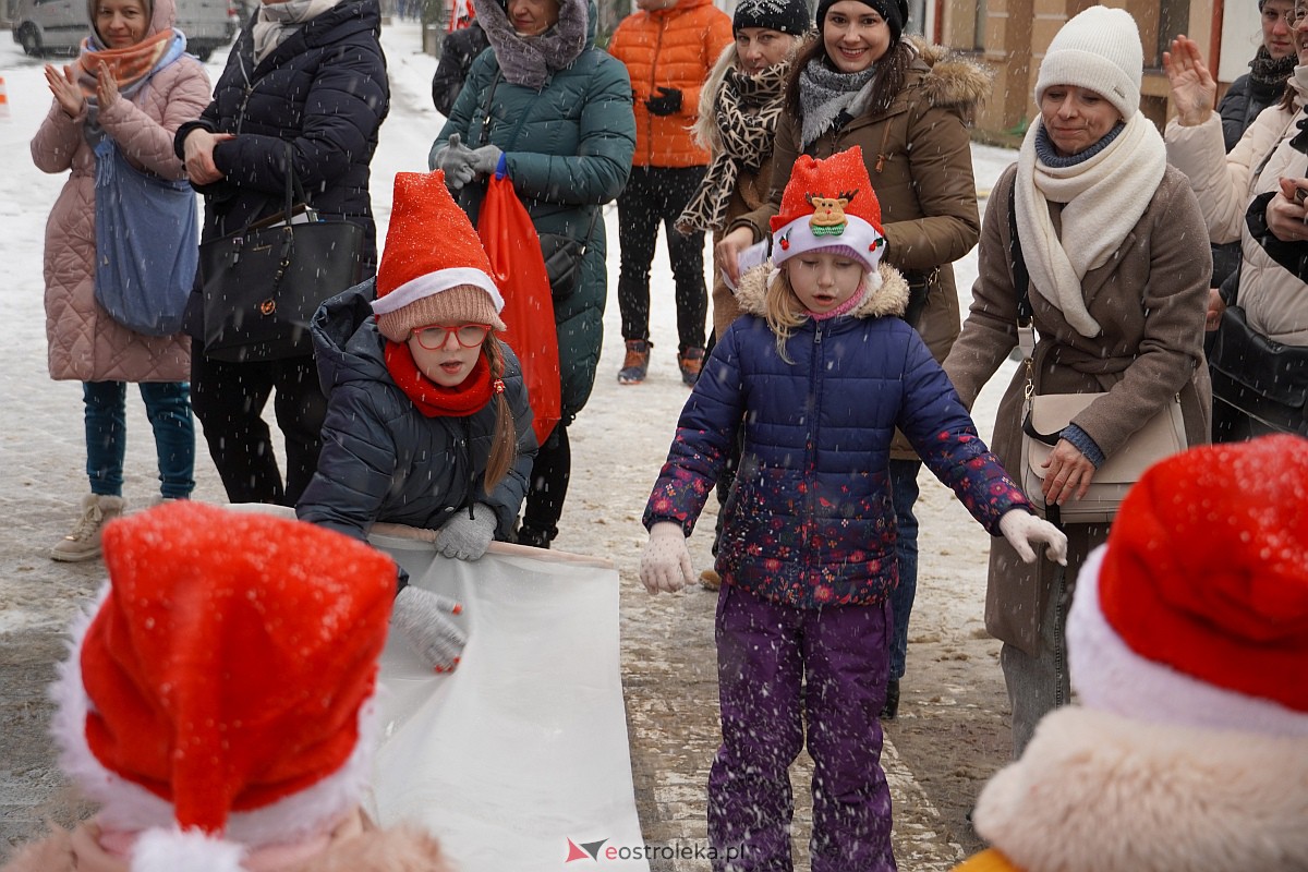 I Kurpiowski Jarmark Bożonarodzeniowy w Ostrołęce - występy przedszkolaków [07.12.2023] - zdjęcie #38 - eOstroleka.pl