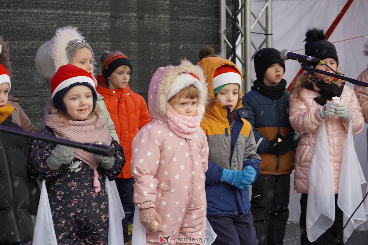 I Kurpiowski Jarmark Bożonarodzeniowy w Ostrołęce - występy przedszkolaków [07.12.2023] - zdjęcie #37 - eOstroleka.pl