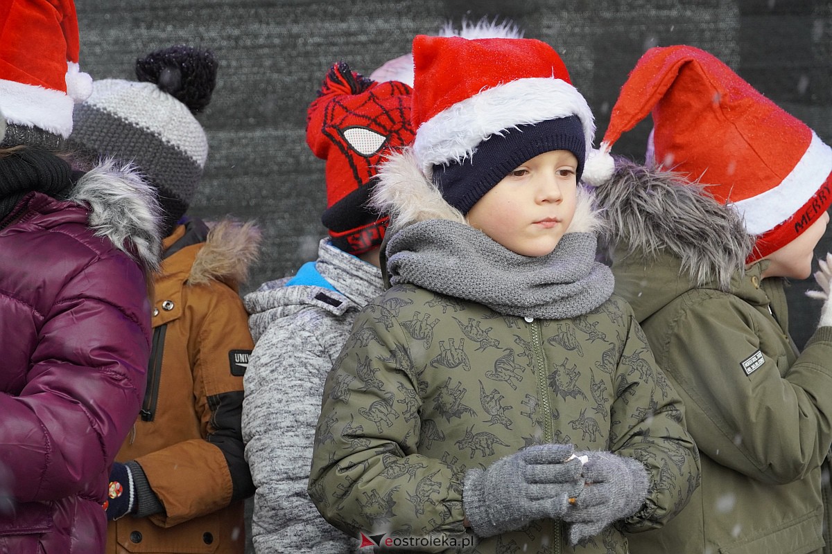 I Kurpiowski Jarmark Bożonarodzeniowy w Ostrołęce - występy przedszkolaków [07.12.2023] - zdjęcie #35 - eOstroleka.pl