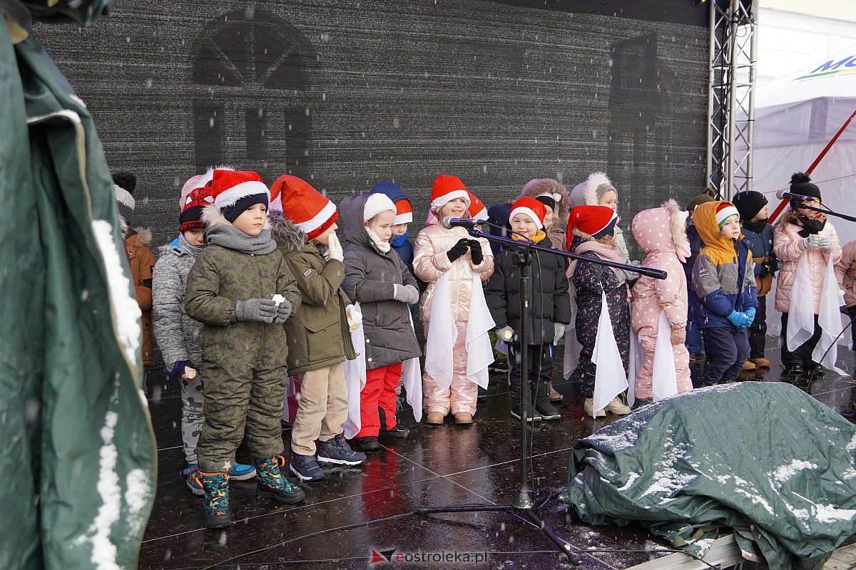 I Kurpiowski Jarmark Bożonarodzeniowy w Ostrołęce - występy przedszkolaków [07.12.2023] - zdjęcie #34 - eOstroleka.pl