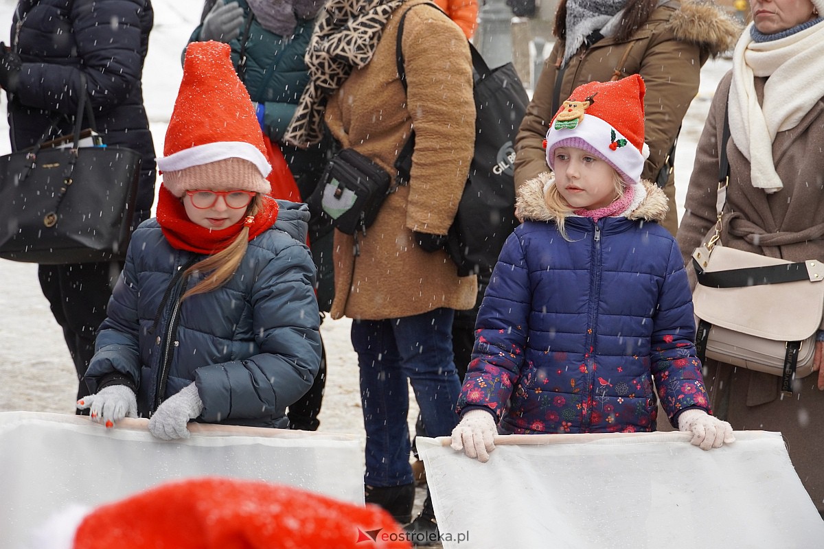 I Kurpiowski Jarmark Bożonarodzeniowy w Ostrołęce - występy przedszkolaków [07.12.2023] - zdjęcie #32 - eOstroleka.pl