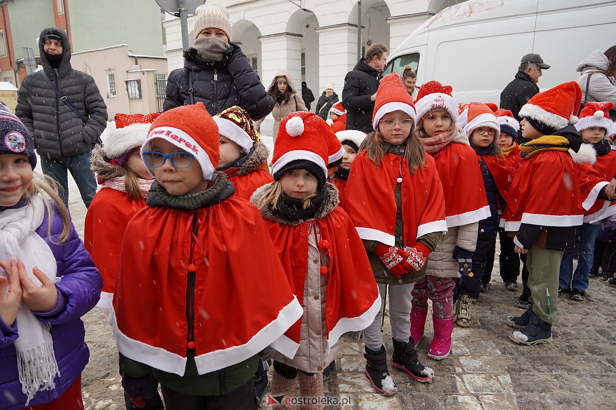 I Kurpiowski Jarmark Bożonarodzeniowy w Ostrołęce - występy przedszkolaków [07.12.2023] - zdjęcie #30 - eOstroleka.pl