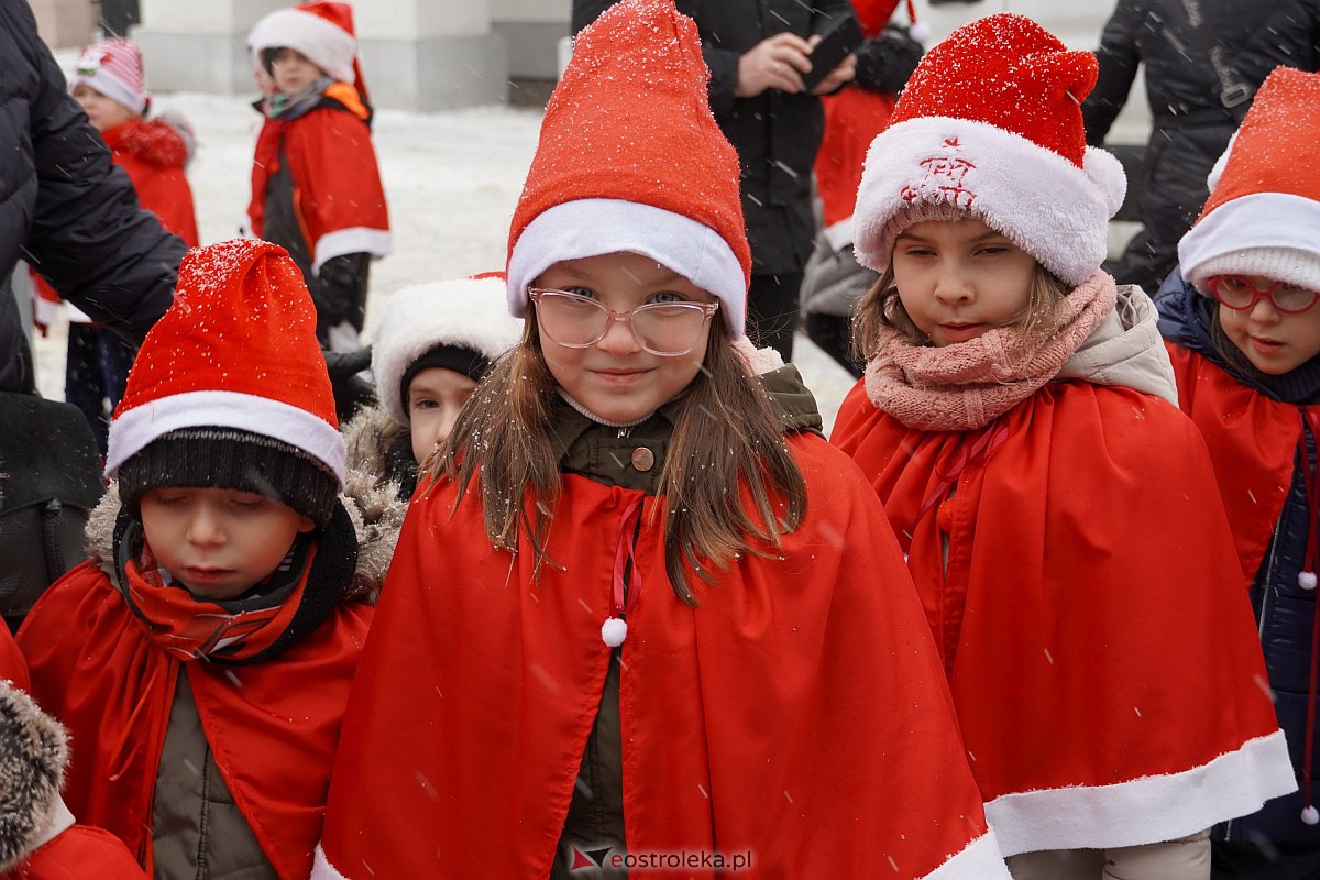 I Kurpiowski Jarmark Bożonarodzeniowy w Ostrołęce - występy przedszkolaków [07.12.2023] - zdjęcie #26 - eOstroleka.pl