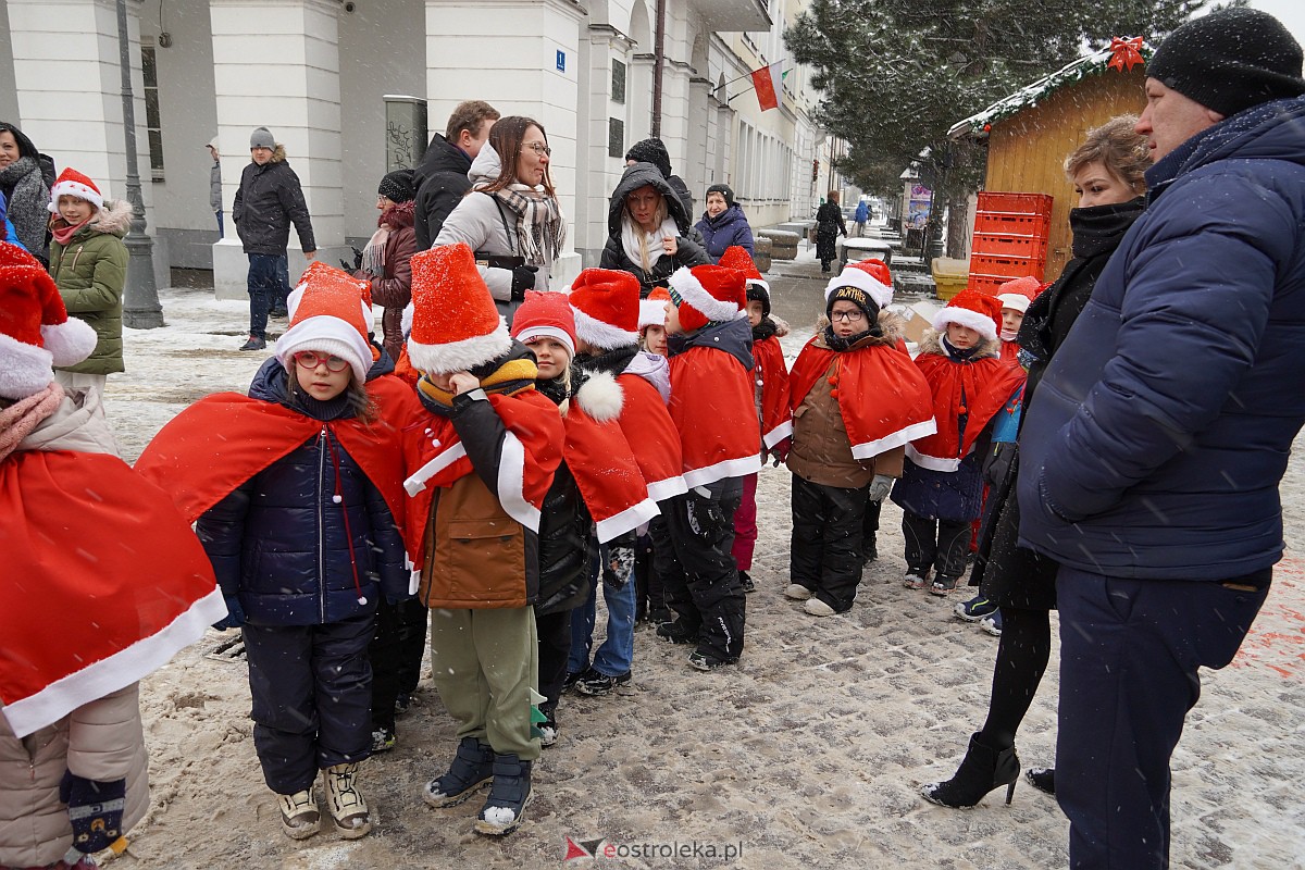 I Kurpiowski Jarmark Bożonarodzeniowy w Ostrołęce - występy przedszkolaków [07.12.2023] - zdjęcie #24 - eOstroleka.pl
