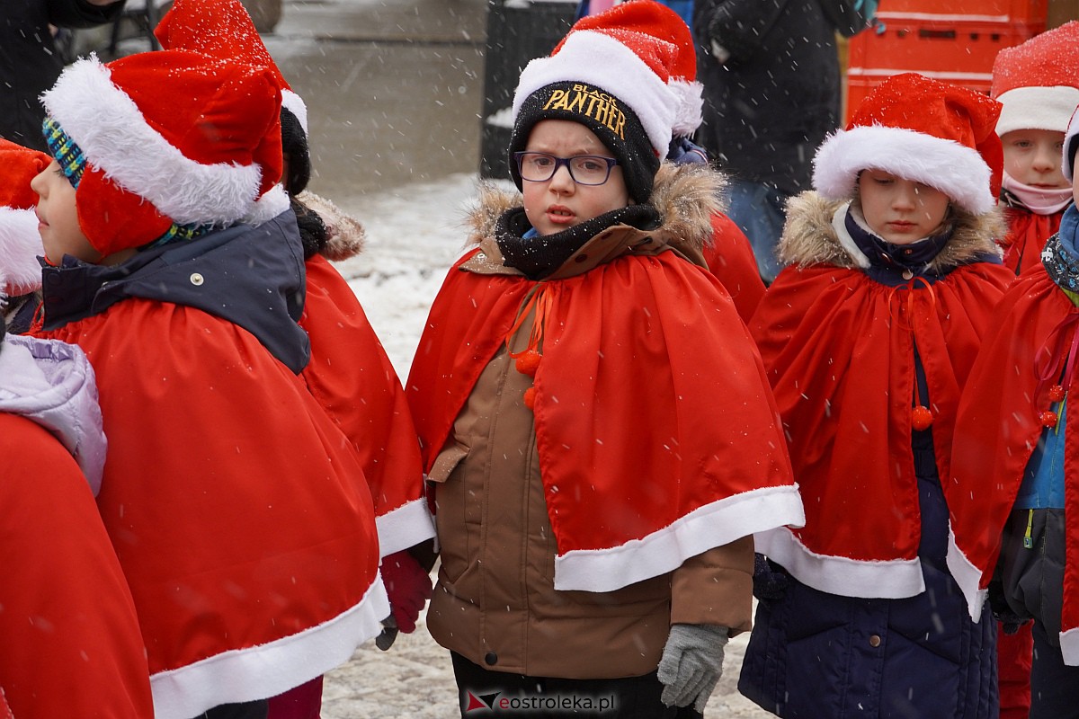 I Kurpiowski Jarmark Bożonarodzeniowy w Ostrołęce - występy przedszkolaków [07.12.2023] - zdjęcie #23 - eOstroleka.pl