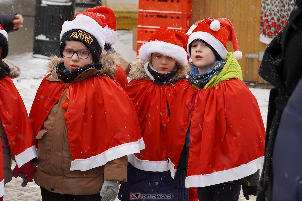 I Kurpiowski Jarmark Bożonarodzeniowy w Ostrołęce - występy przedszkolaków [07.12.2023] - zdjęcie #22 - eOstroleka.pl