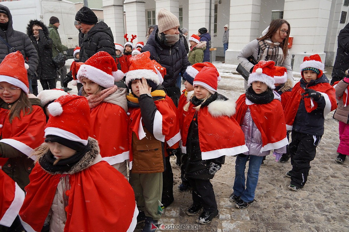 I Kurpiowski Jarmark Bożonarodzeniowy w Ostrołęce - występy przedszkolaków [07.12.2023] - zdjęcie #21 - eOstroleka.pl