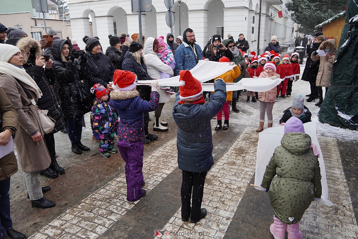 I Kurpiowski Jarmark Bożonarodzeniowy w Ostrołęce - występy przedszkolaków [07.12.2023] - zdjęcie #15 - eOstroleka.pl