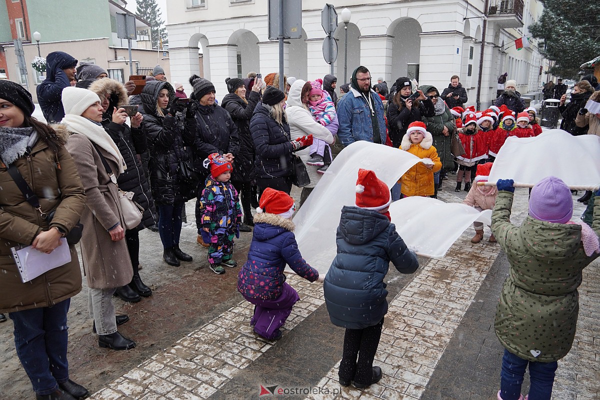 I Kurpiowski Jarmark Bożonarodzeniowy w Ostrołęce - występy przedszkolaków [07.12.2023] - zdjęcie #14 - eOstroleka.pl
