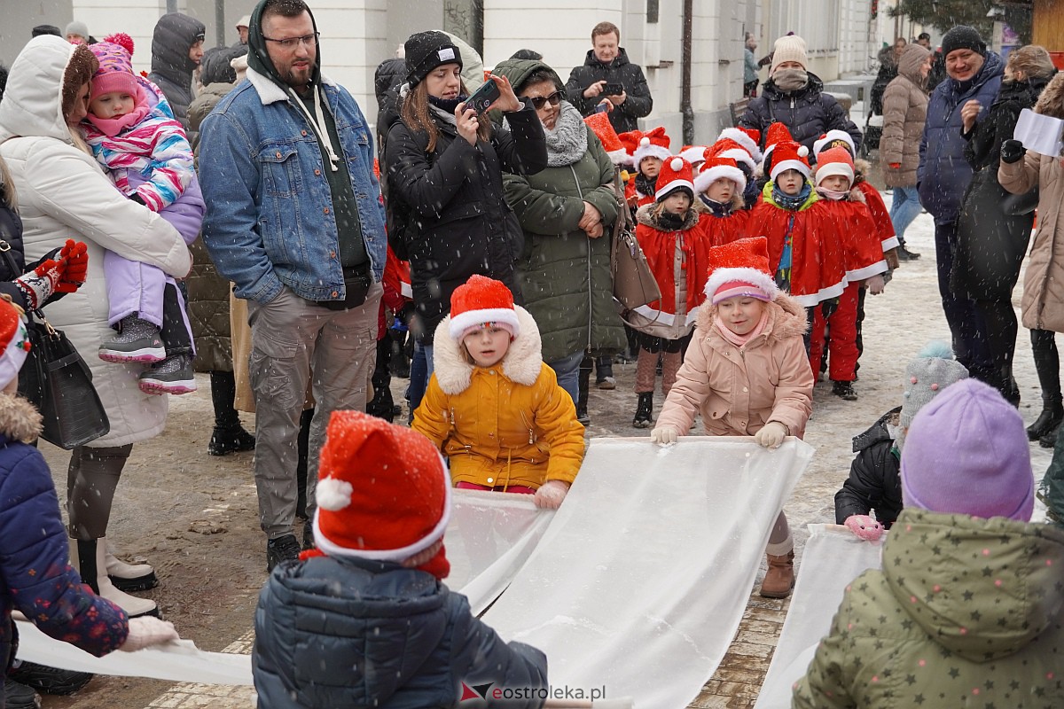 I Kurpiowski Jarmark Bożonarodzeniowy w Ostrołęce - występy przedszkolaków [07.12.2023] - zdjęcie #13 - eOstroleka.pl