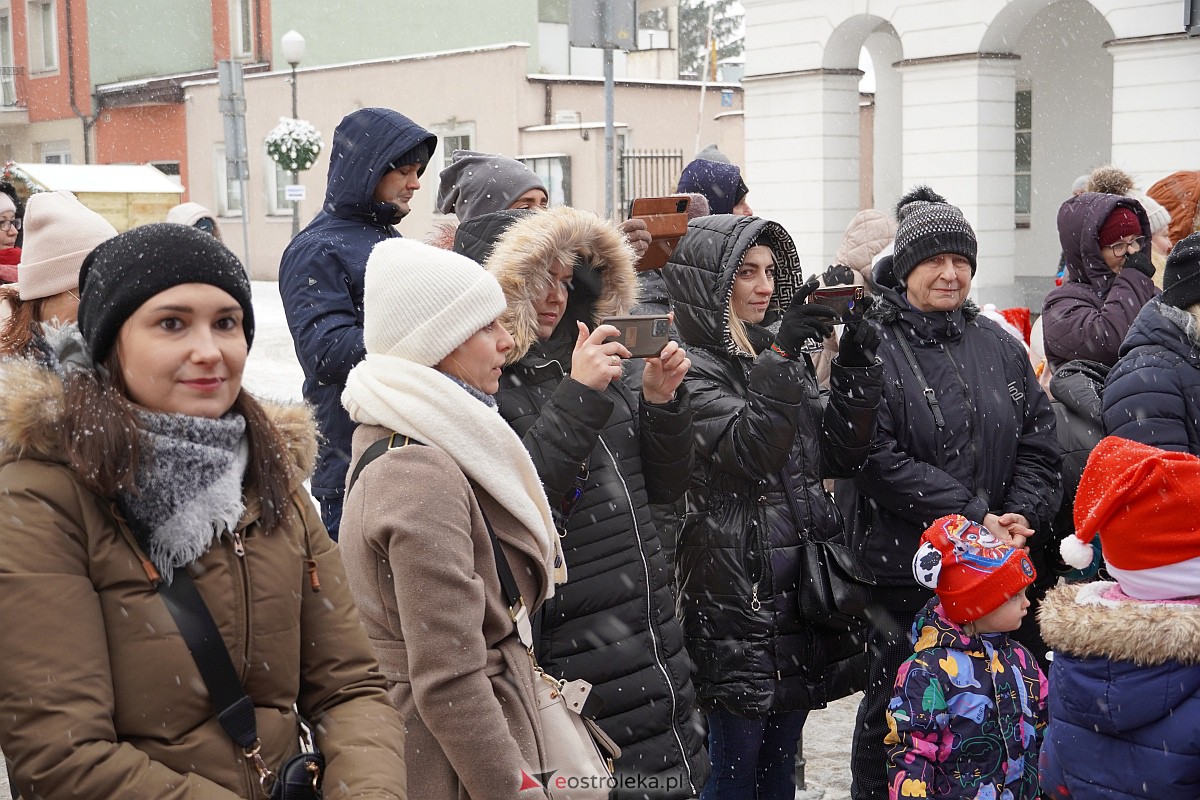 I Kurpiowski Jarmark Bożonarodzeniowy w Ostrołęce - występy przedszkolaków [07.12.2023] - zdjęcie #12 - eOstroleka.pl