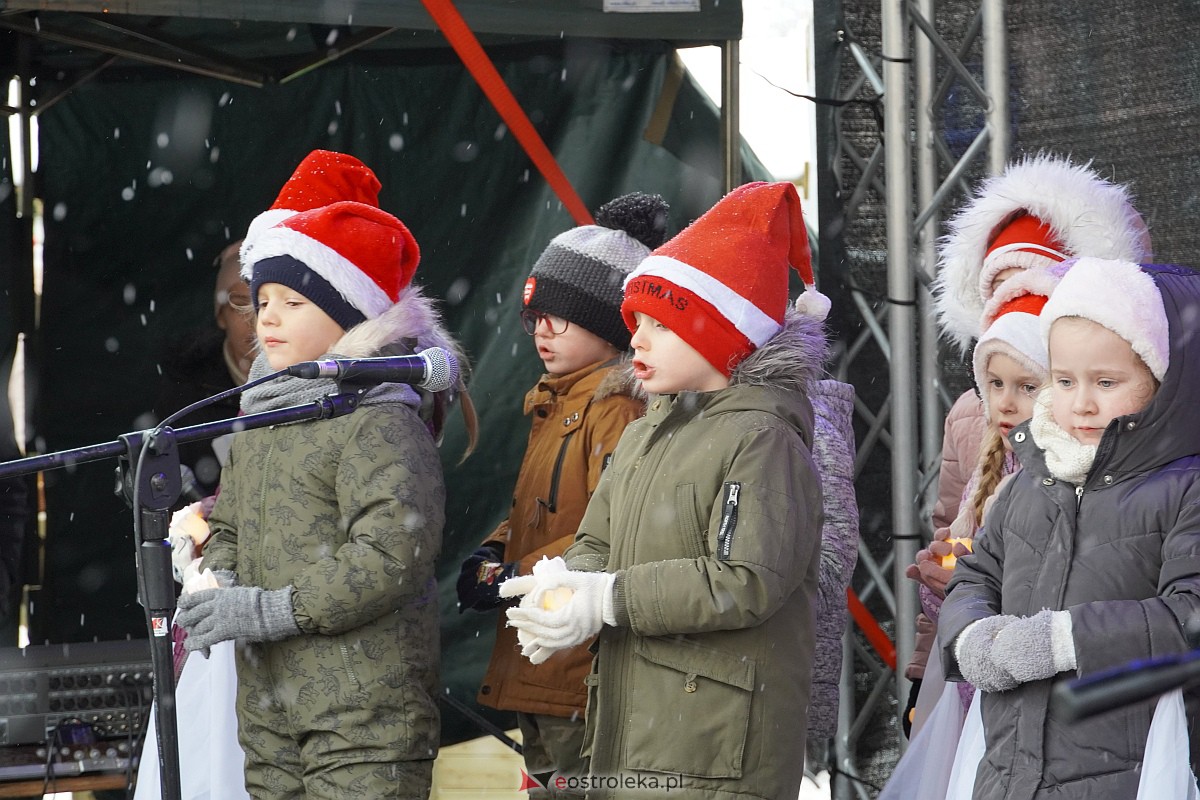 I Kurpiowski Jarmark Bożonarodzeniowy w Ostrołęce - występy przedszkolaków [07.12.2023] - zdjęcie #11 - eOstroleka.pl