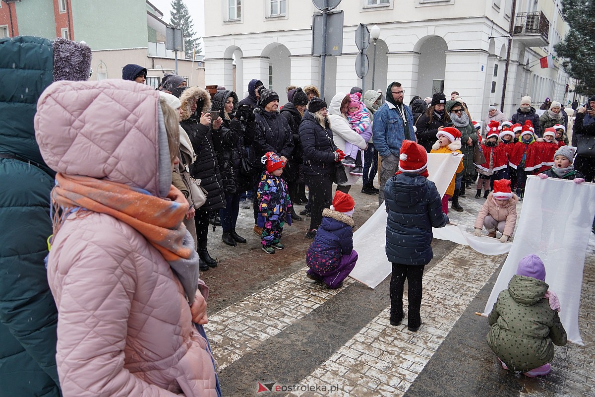 I Kurpiowski Jarmark Bożonarodzeniowy w Ostrołęce - występy przedszkolaków [07.12.2023] - zdjęcie #10 - eOstroleka.pl