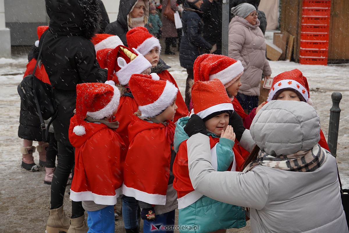 I Kurpiowski Jarmark Bożonarodzeniowy w Ostrołęce - występy przedszkolaków [07.12.2023] - zdjęcie #9 - eOstroleka.pl