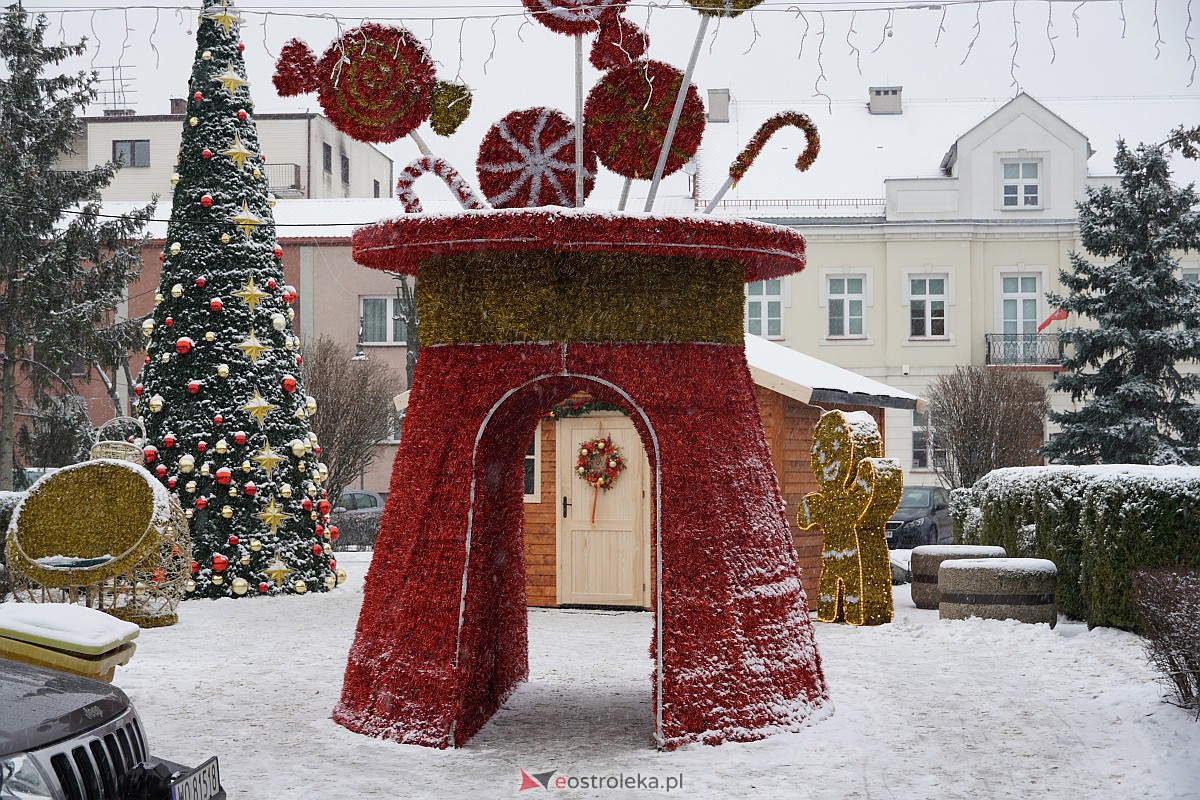 I Kurpiowski Jarmark Bożonarodzeniowy w Ostrołęce - występy przedszkolaków [07.12.2023] - zdjęcie #8 - eOstroleka.pl