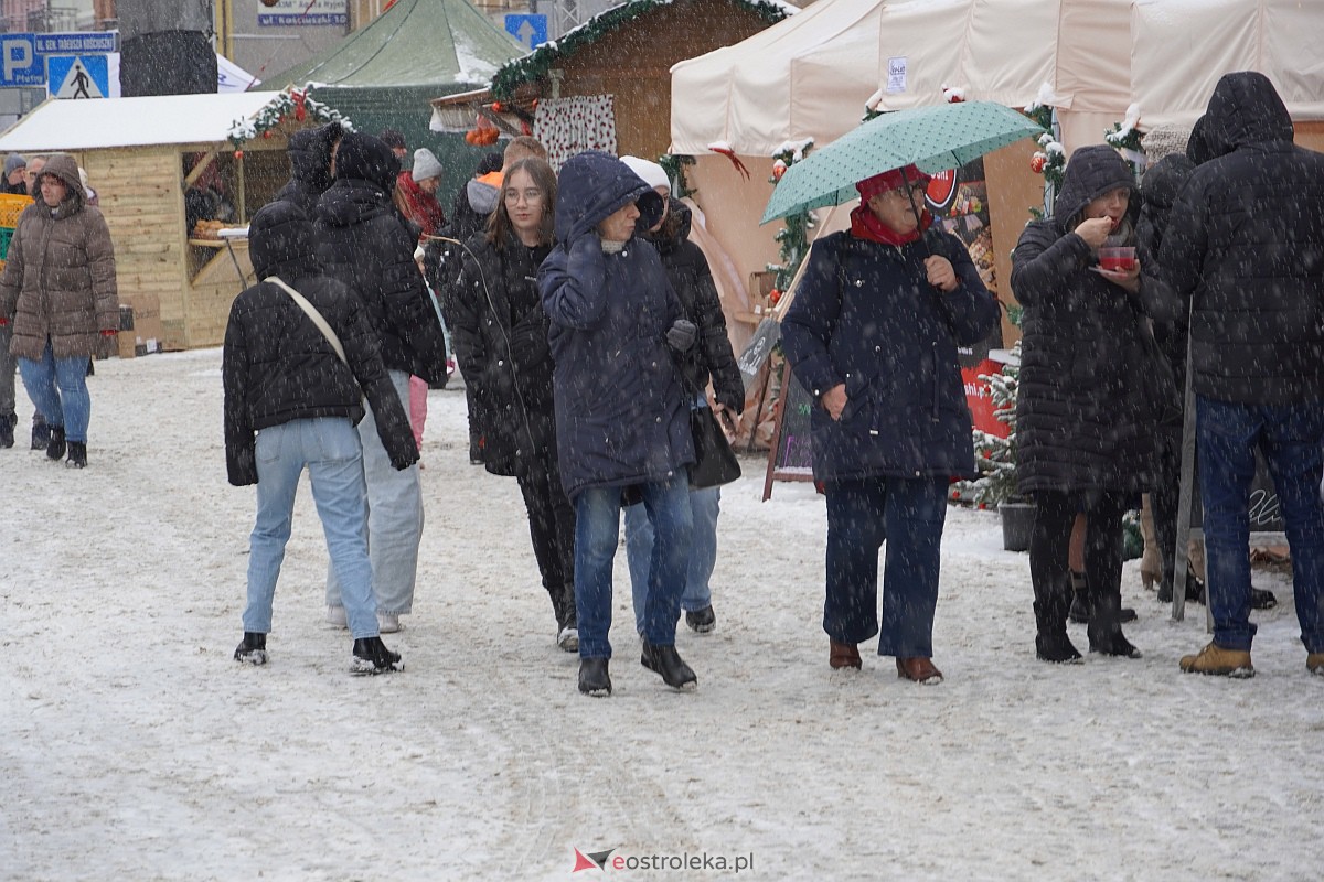 I Kurpiowski Jarmark Bożonarodzeniowy w Ostrołęce - występy przedszkolaków [07.12.2023] - zdjęcie #6 - eOstroleka.pl