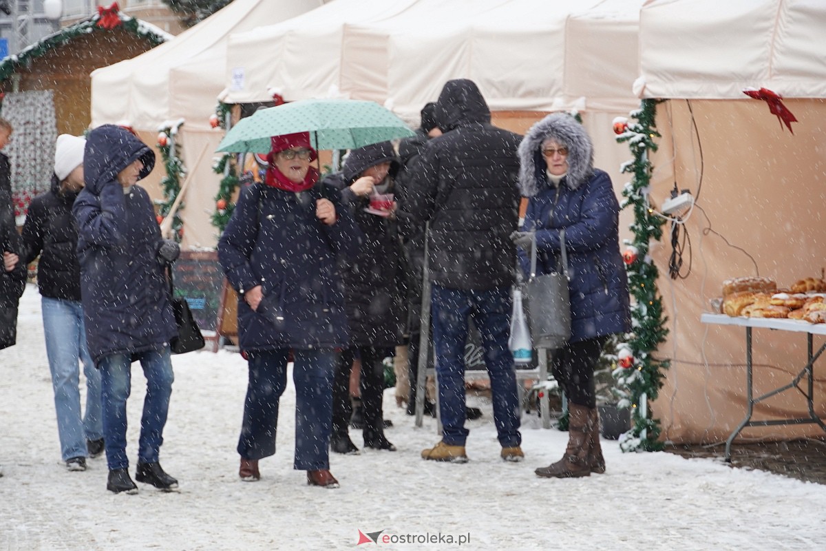 I Kurpiowski Jarmark Bożonarodzeniowy w Ostrołęce - występy przedszkolaków [07.12.2023] - zdjęcie #5 - eOstroleka.pl