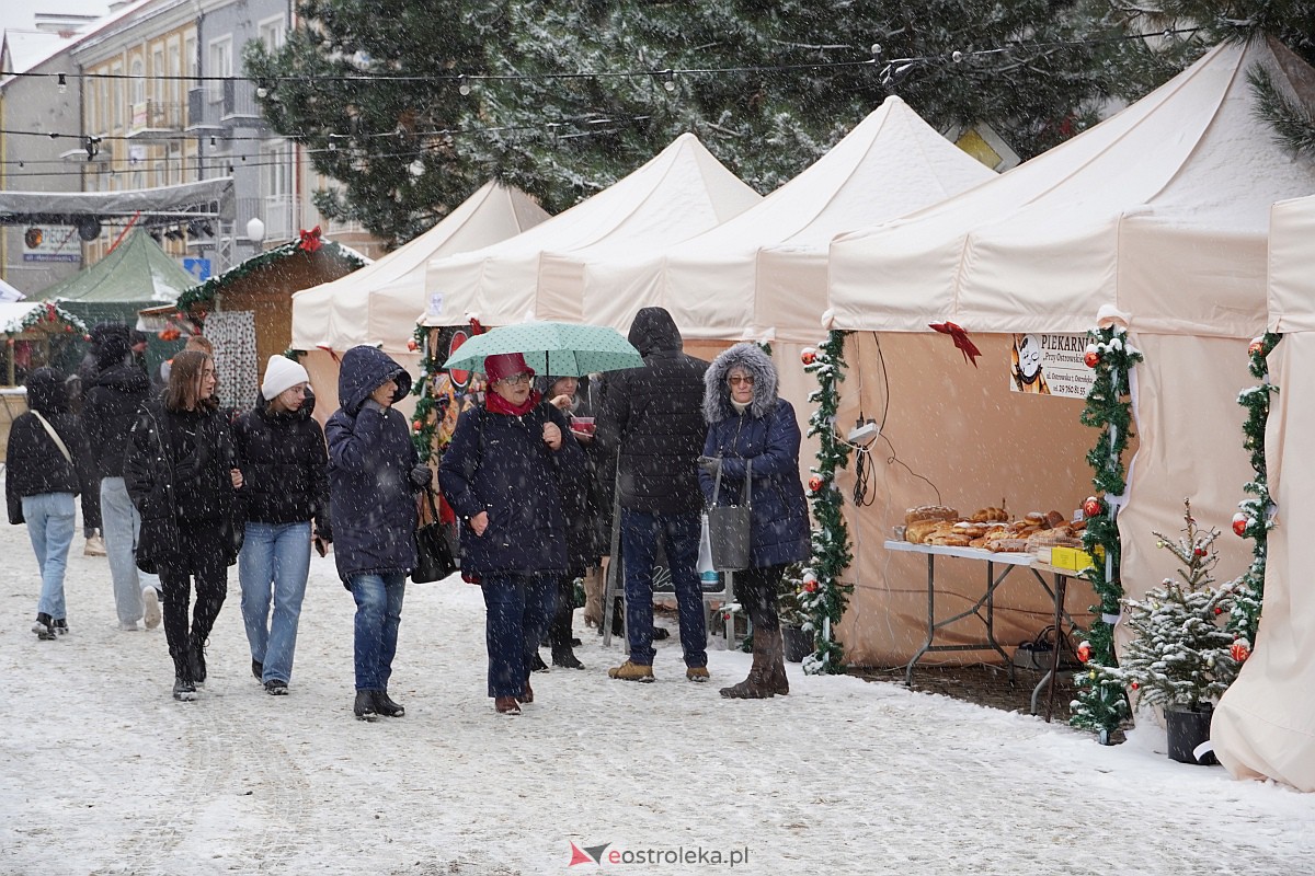 I Kurpiowski Jarmark Bożonarodzeniowy w Ostrołęce - występy przedszkolaków [07.12.2023] - zdjęcie #4 - eOstroleka.pl